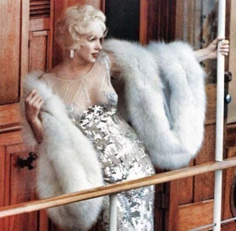 Orry Kelly, White And Silver Dress, Marilyn Monroe Dress, Marilyn Monroe Fashion, Tony Curtis, Some Like It Hot, Marilyn Monroe Photos, Iconic Dresses, Norma Jean