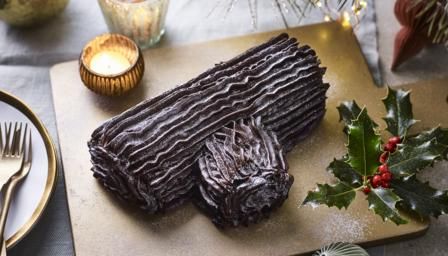 Mary Berry's yule log recipe - BBC Food Log Cake Recipe, Yule Log Cake Recipe, Yule Log Recipe, Chocolate Yule Log, Yule Log Cake, Log Cake, Paleo Food, Bbc Food, Yule Log