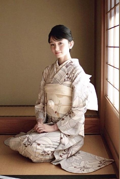 Beloved Asia | Konnichiwa! Have a nice Friday ❤️ | Facebook White Kimono Traditional, Japanese Kimono Fashion, Kimono Traditional, Japanese Traditional Clothing, Kimono Japan, White Kimono, Japan Woman, Sitting Poses, Beautiful Kimonos