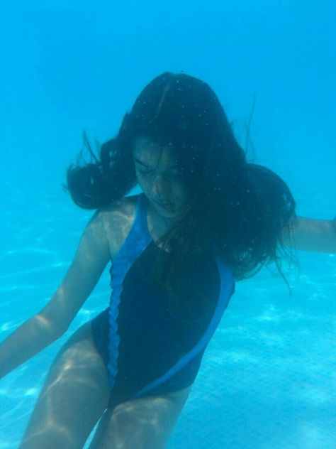 #aesthetic #aes #vintage #summer #water #underwater #swimming #swimsuit #pool #mermaid #vsco #vscogirl Swimming Girlies Aesthetic, Sketchbook Reference, Swimming Aesthetic, Diving Pool, Children Swimming Pool, Emily Fields, Underwater Painting, Maternity Swim, Ocean Girl