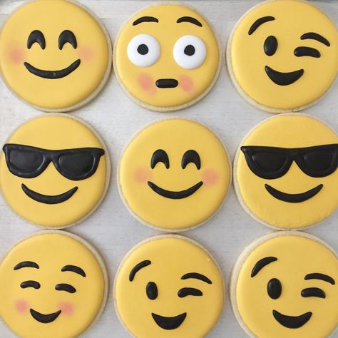 Emoji Cookies, Smile Cookies, Emoji Cookie, Favorite Christmas Recipes, Cookies Decoradas, Sugar Cookie Royal Icing, Iced Biscuits, Cookie Connection, Sugar Cookie Designs