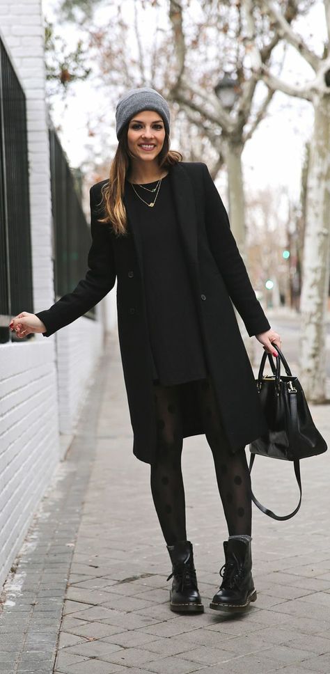 Straßenmode-Wintermantel-Damen-schwarz-klassisches-Modell Stil Rock, Vinter Mode Outfits, Dr Martens Outfit, Black Jewellery, Doc Martens Outfit, Zara Boots, Long Black Coat, Mode Casual, Looks Black