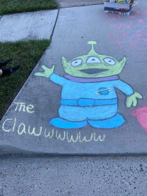 #chalk #chalkart #alien #toystory Cool Chalk Drawings Ideas, Toy Story Chalk Art, Space Chalk Art, Chalk Characters Easy, Funny Chalk Art, Chalk Art Characters, Driveway Chalk, Easy Chalk Drawings, Chalk Pictures