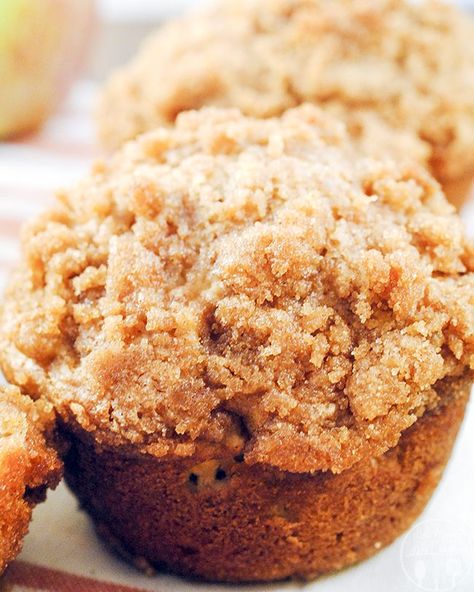 Apple Crumb Muffins - An apple crumb muffin that is loaded with fresh apples and applesauce topped with a cinnamon brown sugar streusel Apple Crumb Muffins, Coffee Muffins, Gluten Free Pumpkin Spice, Apple Crumb Cakes, Crumb Muffins, Applesauce Muffins, Crumb Cake Recipe, Muffins Recipes, Apple Crumb