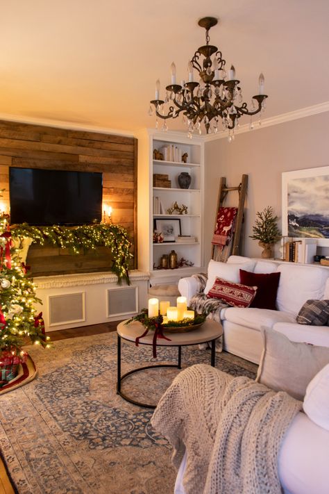 Christmas Living Room 2020 - Shades of Blue Interiors Rustic Traditional Living Room, Winter Living Room Decor, Cozy Christmas Living Room, Winter Living Room, Blue Interiors, Christmas Living Room, Christmas Apartment, Christmas Cottage, Christmas Decor Inspiration