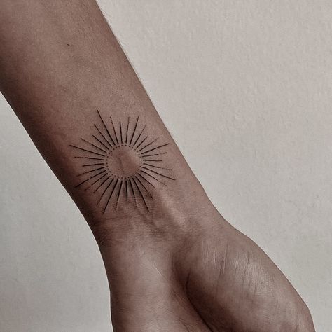 Sun On Elbow Tattoo, Elbow Sun Tattoo, Around Elbow Tattoo, Sunburst Tattoo, Tattoo Sky, Achilles Tattoo, Sun Rays Tattoo, Apollo Tattoo, Tattoos Neck