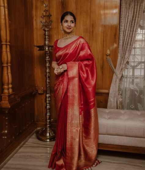 Red Saree Bridesmaid, Banasari Saree Silk, Red Kanjeevaram Saree, Indian Wedding Reception Outfit, Engagement Sarees, Red Saree Wedding, Kerala Wedding Saree, Bride Shoot, Bridal Entry