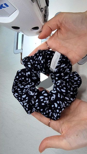 How To Make Scrunchies Tutorials, How To Make A Scrunchie, Tendersmile Handmade, How To Make Scrunchies, Diy Towels, Scrunchies Diy, Scrunchie Hairstyles, Sewing Tips, Sewing Hacks