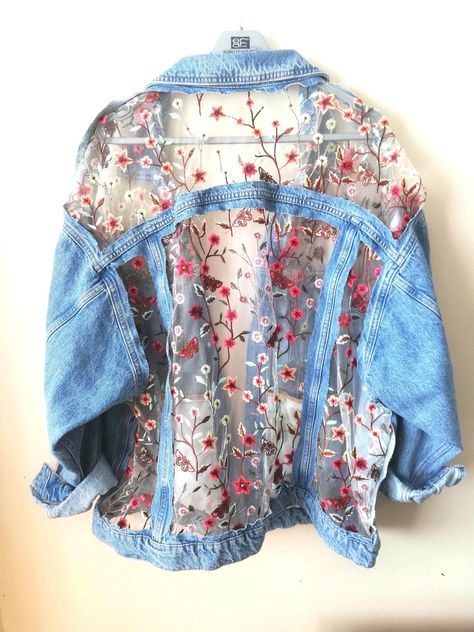 Denim Jacket Wedding, Lace Denim Jacket, Wedding Denim Jacket, Artisanats Denim, Light Blue Denim Jacket, Upcycled Denim Jacket, Bohemian Jackets, Sustainable Denim, Denim Crafts Diy