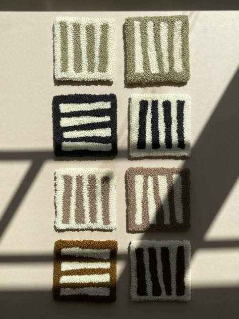 Square Punch Needle, Diy Punch Needle Rug, Punch Needle Patterns Coasters, Needle Punch Coasters, Punch Needle Rugs Ideas, Punch Needle Ideas Projects, Punch Needle Aesthetic, Punch Coaster, Tufted Coaster