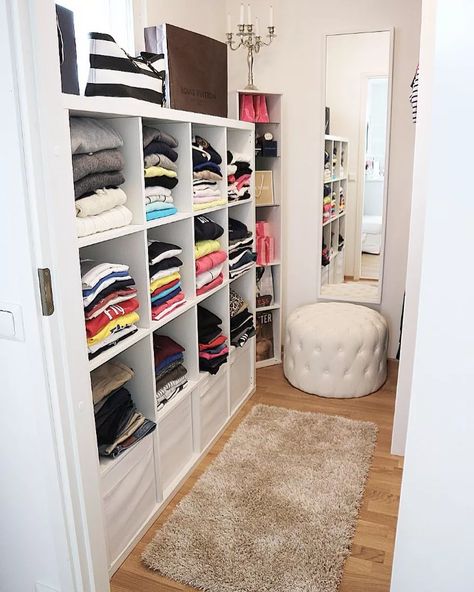 21 Best Small Walk-in Closet Storage Ideas for Bedrooms Small Walk In Closet Design, Small Walk In Closet Organization, Small Walk In Closet, Walking Closet, Closet Hacks Organizing, Walk In Closet Design, Closet Layout, Small Closets, Closet Remodel