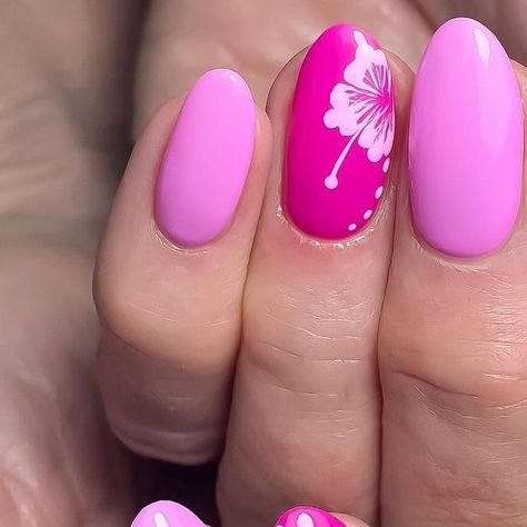 Hot Pink Hibiscus Nails, Hawaiian Inspired Nails, Hibiscus Toe Nails, Hawian Nails Designs, Holiday Gel Nails Summer, Fushia Nail Designs Ideas, Nails Hawaiian Flowers, Pink Tropical Nails, Hawaiian Flower Nails Hibiscus