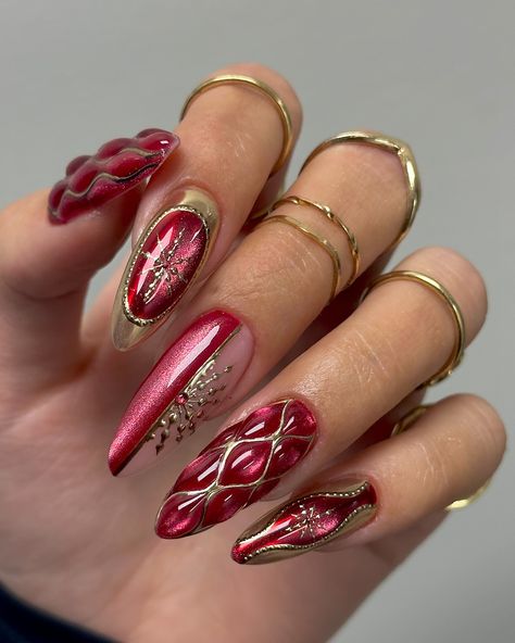 gold snowflakes and red velvet Handpainted using @stellar_gel HF hard structure gel pink cashmere Cathedral ruby mixed with silver bells cat-eye @amazon chrome @sissiofficial_ Easy-squeezy Ring finger and thumb inspired by @heygreatnails ✨ #nails #nailsofinstagram #nailsonfleek #nails💅 #nails2inspire #nailswag #nailstyle #nailsnailsnails #showyourclawssss #nailart #naildesigns #nailsoftheday #naildesign #nailthegram #nailinspo #thenailconnectionxo #nailsmagazine #nailitmag #scratch... Gold Snowflake, Silver Bells, Nails Magazine, Nails On Fleek, Ring Finger, Swag Nails, Christmas Nails, Nail Inspo, Cat Eye