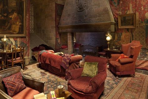 Harry Potter Common Room, Gryffindor Room, Gryffindor Dorm, Hogwarts Common Rooms, Hogwarts Dorm, Hogwarts Room, Gryffindor Common Room, Harry Potter Studio Tour, Gryffindor Aesthetic