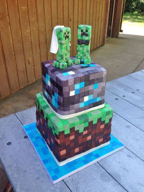 Minecraft wedding cake with Creeper bride and groom toppers Grooms Cake Ideas Video Games, Minecraft Wedding Cake, Minecraft Wedding Ideas, Wedding Minecraft, Minecraft Wedding, Minecraft Creeper Cake, Pastel Minecraft, Creeper Cake, Minecraft Aesthetic