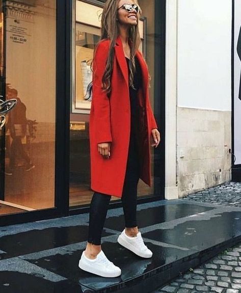 Razones para usar leggings en invierno y verte en tendencia 7 Red Coat Outfit, Black And White Outfit, Fall Fashion Coats, Black Leather Leggings, Fashion Blogger Outfit, Look Formal, Blogger Outfits, Coat Outfit, Legging Outfits