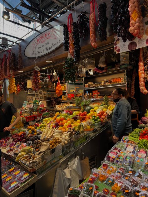 Food market in Barcelona. Situated on Rabla street. Characterized by fresh fruit and spanish traditional food and product. Mexican Farmers Market, Barcelona Food Market, Mexican Street Market, Spanish Street Food, Folio Ideas, Spanish Market, Madrid Food, Art Folio, Barcelona Food