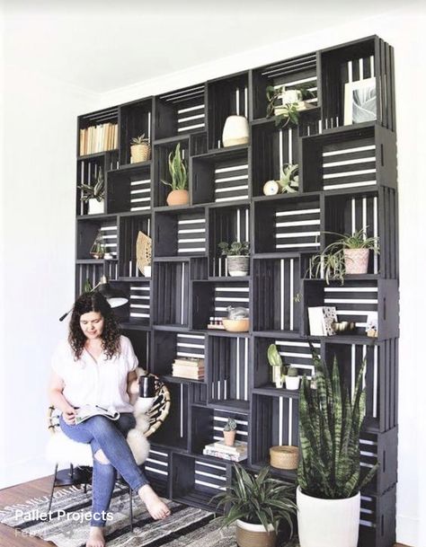 Diy Crate Shelf, Statement Walls Bedroom, Patio Chairs Makeover, Wood Crate Shelves, Crate Wall, Crate Shelf, Patio Wall Decor, Crate Bookshelf, Diy Wood Shelves