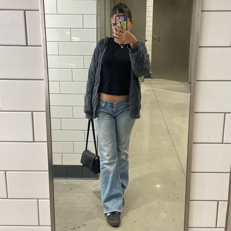 Outfits With Black Bodysuit, Purse Outfit Aesthetic, Flared Jeans Outfit Ideas, Blue Flared Jeans Outfit, Flared Jeans Outfit, Blue Flared Jeans, Jeans Outfit Ideas, Purse Outfit, Hype Clothing