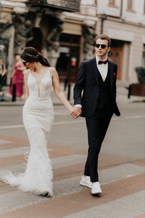 Groomsmen With White Sneakers, Groom In Vans Shoes, Groomsmen With Sneakers, Groom Attire With Sneakers, Sneaker Wedding Outfit, Black Suit With White Sneakers Men, Groom In Sneakers, Suit With Sneakers Mens Wedding, Groom Suit With Sneakers