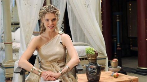 Hebe of "The legend of Hercules" The Legend Of Hercules, Egypt Dress, Gaia Weiss, Greek Goddess Hairstyles, Southern Home Decor, Viking Images, Kellan Lutz, Goddess Hairstyles, Remodel Kitchen