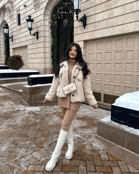 Cream And Light Blue Outfit, Winter Girly Outfits, Cute Rain Outfits, Winter Vaquera Outfits, Outfits Winter 2023, Outfits Women Winter, Vaquera Outfits, Fashion Outfits Winter, Fashion Outfits Casual