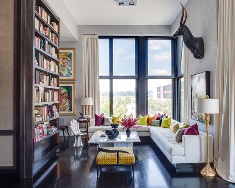 Jamie Drake's New York apartment. Photography by Marco Ricca. Deer Heads, Sofa L, Art Interiors, New York City Apartment, Design Salon, Design Apartment, New York Apartment, Home Modern, Top Interior Designers