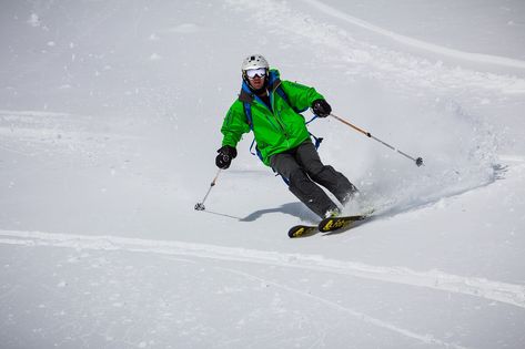 Las épocas de nieve no solo implican una extensa cantidad de actividades que suelen agradarle a las personas, tanto como para esperarlas durante todo el año. Pero también es necesario tener precauciones para ir a la nieve. De esta manera no solo se evitarán accidentes, también estaremos sufi... Skiing Colorado, Colorado Ski Resorts, Western Colorado, Colorado Ski, Sport Quotes Motivational, Colorado Skiing, Ski Resorts, Ski Slopes, Ski Resort