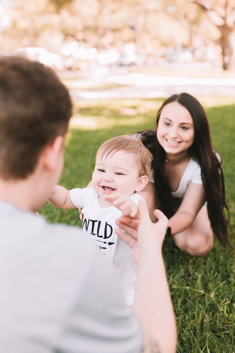 Family 1 Year Photoshoot, One Year Old Photos, 1 Year Pictures, Parents Photography, Hawaii Photos, Autumn Photos, 1st Birthday Photoshoot, Family Portrait Poses, Old Family Photos