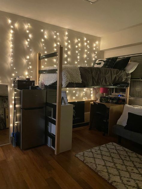 Double As A Single Dorm Room, Single College Dorm Room Ideas, Dorm Room Ideas Red, College Dorm Room Ideas Aesthetic, Dorm Room Ideas Aesthetic, Single Dorm Room, Dorm Room Setup, Dorm Layout, Luxury Dorm Room