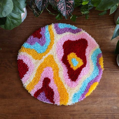 Funky Rugs, Latch Hook Rugs, Creative Stuff, Embroidery Scissors, Gold Rug, Latch Hook, Craft Club, Vintage Interior, Diy Craft Kits