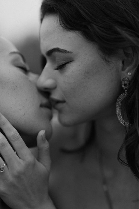 Lesbian Couple Photoshoot Poses Black And White, Lesbian Studio Portraits, Lesbian Couple Poses For Pictures, Wlw Photoshoot, Lesbian Couple Photoshoot Poses, Lesbian Engagement Pictures, Couple Content, Prom Shoot, Lesbian Engagement Photos