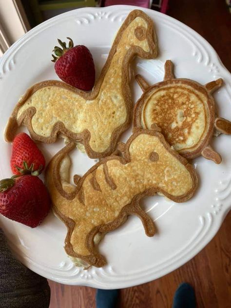 Dinosaur Pancakes, Cute Dinner, Sleepover Food, Cute Snacks, Yummy Comfort Food, Interesting Food Recipes, Pretty Food, Creative Food, Food Cravings