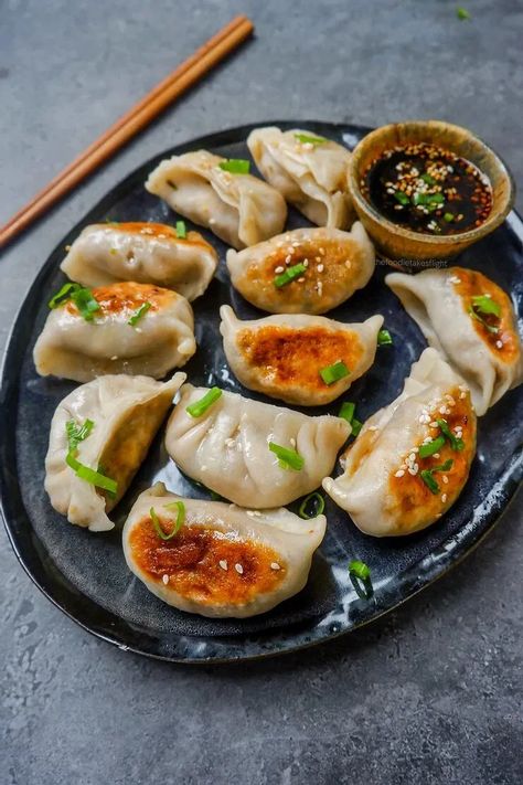 Vegetable Potstickers, How To Make Dumplings, Plats Healthy, Vegan Ideas, Homemade Dumplings, Dumpling Recipe, Vegetable Dishes, Easy Vegan, Pretty Food