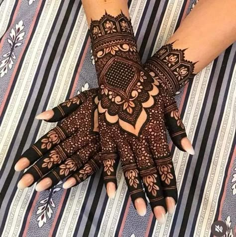 Pakistani Mehndi Designs Simple Back Hand, Pakistani Mehndi Designs Back Hand, Mehandi For Brides, Wedding Henna Designs Front Hand, Dark Mehendi Designs, Mehrab Mehndi Design, Front And Back Mehndi Design, Dark Mehndi Designs, Hand Palm Mehndi Designs