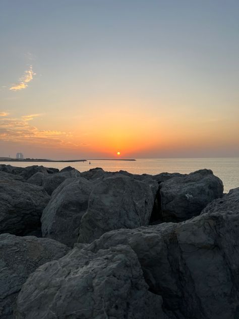 pretty sunset with gorgeous clouds at a rock beach Meaningful Images, Beach Therapy, Beach Wall Collage, Rock Beach, Vbs 2024, Pretty Skies, Sky Pics, Big Rock, Beach Rocks