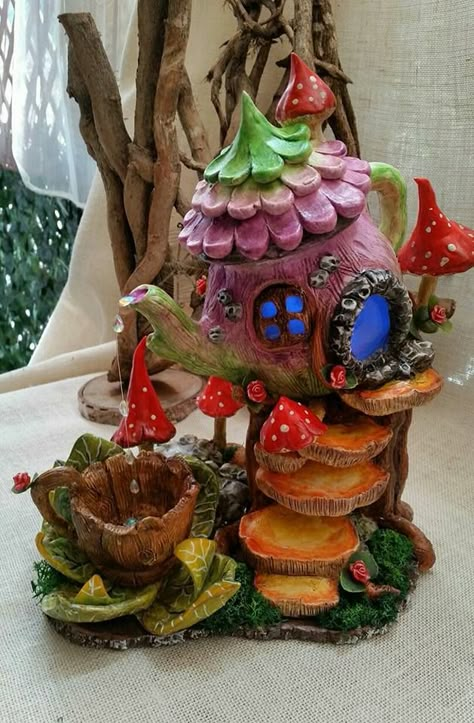 Teapot house Fairy Teapot House, Teapot Fairy House Diy, Teapot Fairy House, Teapot House, Halloween Fairy Garden, Fairy Garden Ideas, Fairy Tree Houses, Fairy House Crafts, Clay Fairy House