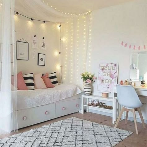 Ideas With Fairy Lights, Daybed Room, Stylish Bedroom Design, Room Decoration Ideas, Fairy Lights Bedroom, Cute Bedroom Ideas, Dekorasi Kamar Tidur, Teen Bedroom Decor