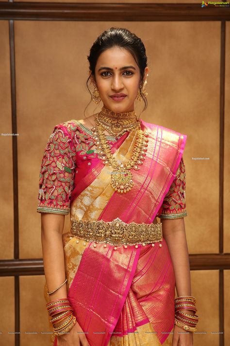 Niharika Konidela at Manepally Jewellers Silverware Section Launch at Its Dilsukhnagar Store - HD Gallery Vithika Sheru, Niharika Konidela, Plain Blouse Designs, Heroines Photos, Saree Wearing, Saree Wearing Styles, New Gold Jewellery Designs, Actress Images, Wedding Sarees