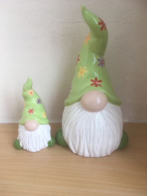 Ceramic Christmas Gnome Painting Ideas, Gnome Pottery Painting Ideas, Ceramic Painted Knomes, Painted Ceramic Gnomes, Gnome Pottery Painting, Painted Gnomes Ceramics, Ceramic Gnome Painting Ideas, Air Dry Clay Gnomes, Grayson Core