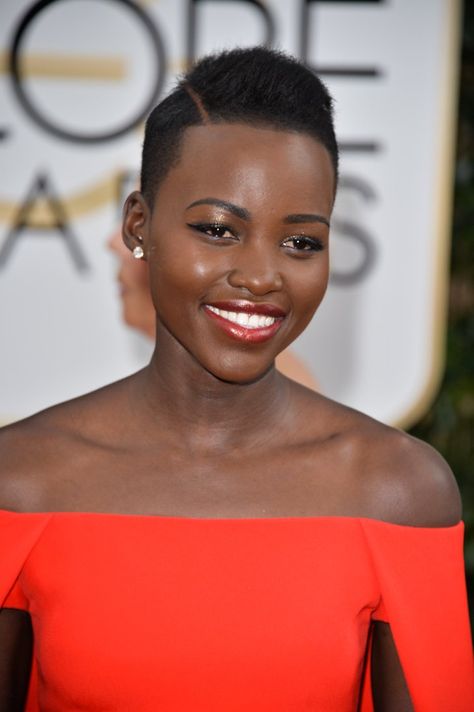 Pin for Later: 40 Reasons Lupita Nyong'o Deserves the Title "Most Beautiful" Golden Globe Awards At the Golden Globes, Lupita rocked the red carpet in a stretched-out Afro and side part. Lupita Nyongo Hair, Low Haircuts, Low Cut Hairstyles, Short Black Hair, Lupita Nyong'o, Afrikaanse Mode, Pelo Afro, Haircut Designs, Short Natural Hair Styles