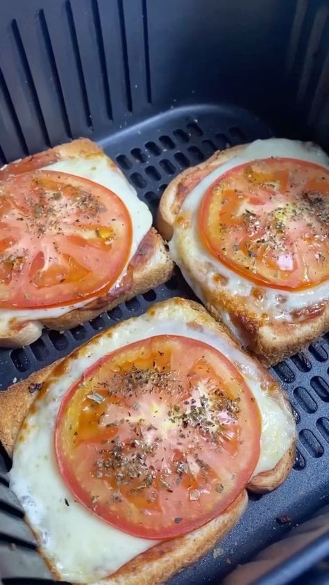 Fire Food, Delicious Pizza, Mini Pizza, Idee Pasto Sano, Culinary Recipes, Afternoon Snacks, Breakfast Bowls, Interesting Food Recipes, Food Network Recipes