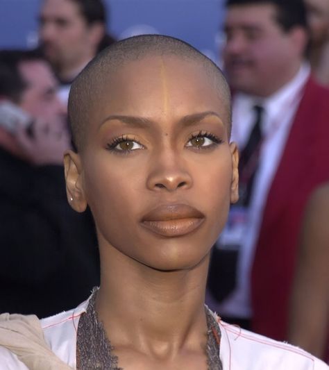 Erykah Badu Style, Celebrity Makeup Looks, Erykah Badu, Bald Women, Hair Journey, Black Culture, Grammy Awards, Black Love, Black Is Beautiful