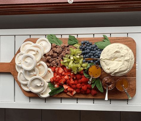 Mini Pavlova Ideas, Pavlova Board, Pavlova Ideas, Grazing Board Ideas, Breakfast Boards, Pavlova Dessert, Mini Pavlova, Fruit Berries, Grazing Board