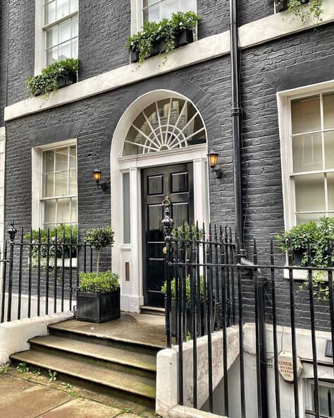 @theoldbuilding’s Instagram profile post: “Stunning entrance to a Mayfair house. This whole area is so beautiful. - #mayfair #regencyarchitecture #england #britishhouse…” Mayfair House, Regency Architecture, British House, So Beautiful, Entrance, Instagram Profile, England, Cottage, Exterior