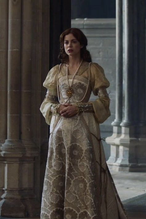 Spanish Princess Dress, Tudor Fashion Women, Golden Wedding Dress, Historic Dresses, Period Dresses, The Spanish Princess, Tudor Gown, Dream Costume, Tudor Dress