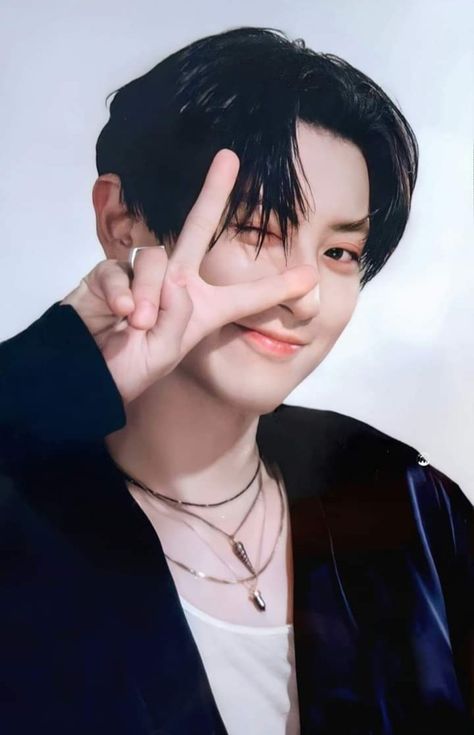 Aesthetic wallpaper of kpop singer Chanyeol of EXO Kpop Fashion Men, Chanyeol Cute, Ko Ko Bop, Exo Fan Art, Exo Lockscreen, Park Chanyeol Exo, Baekhyun Chanyeol, Exo Fan, Kpop Merchandise