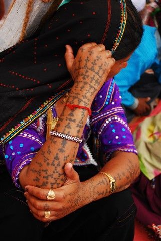 Rabari Tattoo, Tribes In India, Ethnic Tattoo, Sacred Tattoo, Tatoo Inspiration, Tattoo Symbols, Tattoo Meanings, Healing Tattoo, Indian Tribes