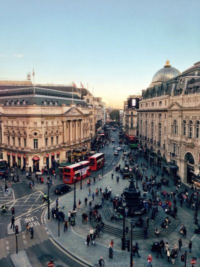 Piccadilly Circus, London, England Piccadilly Circus London, Piccadilly Circus, People Walking, Voyage Europe, England And Scotland, London Town, City Street, London Life, Covent Garden