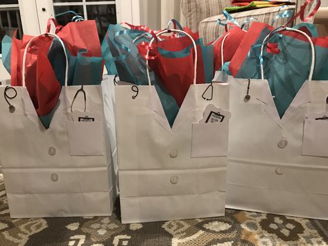 White coat bags filled with goodies. White Coat Party Ideas, Med School Party, White Coat Ceremony Party, White Coat Ceremony Gift, Doctor Party, Tiara Cake, Nursing School Graduation Party, Birthday Bags, Coat Ideas